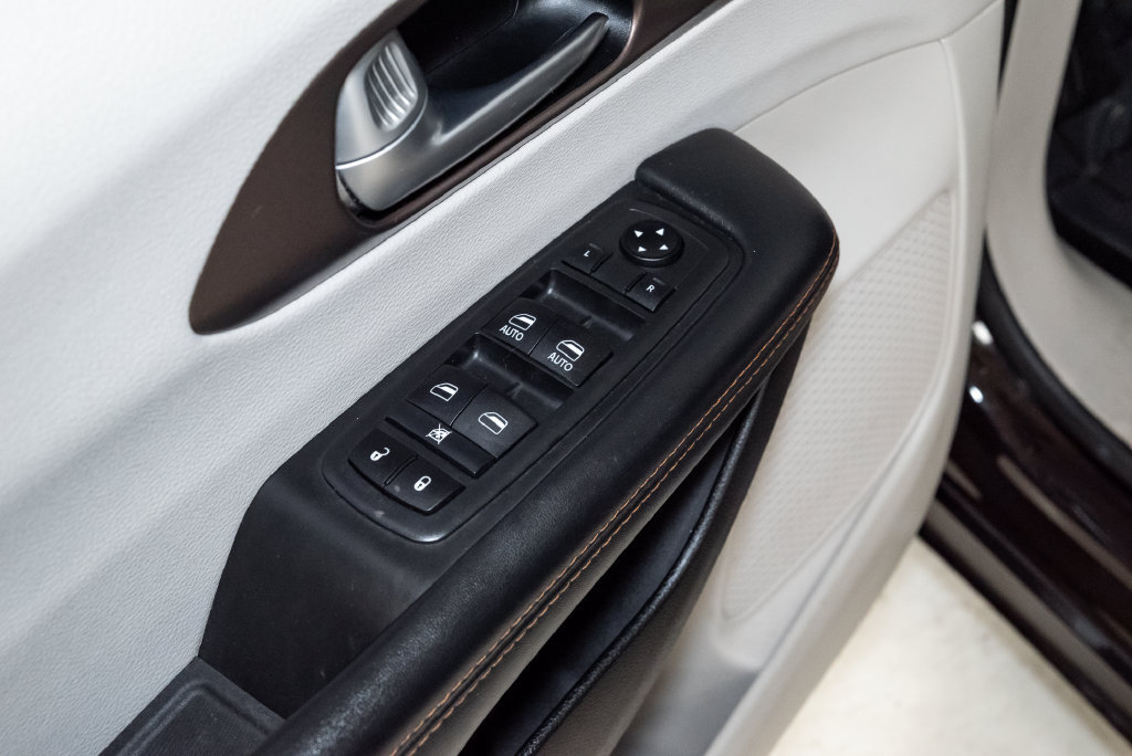 Used 2017 Chrysler Pacifica Touring-L FWD image 10