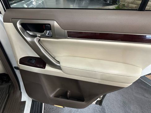 Used 2018 Lexus GX 460 Premium w/ Premium Package image 11