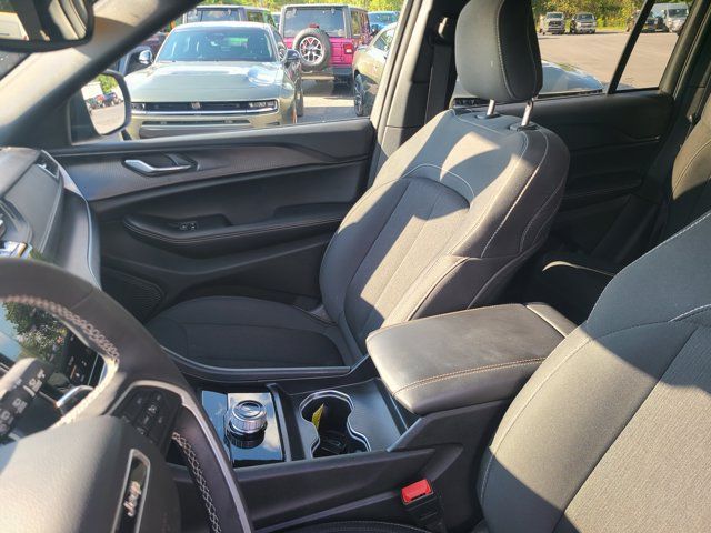 Used 2024 Jeep Grand Cherokee Laredo X w/ Luxury Tech Group I AWD/4WD image 12