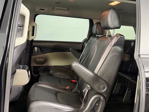 Used 2025 Kia Carnival image 28