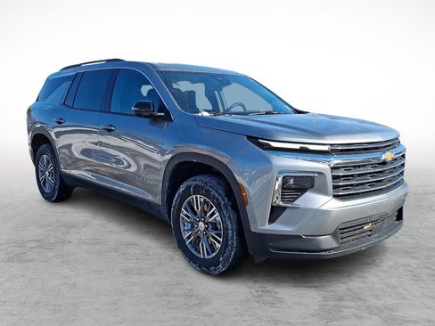 Used 2025 Chevrolet Traverse LT image 7