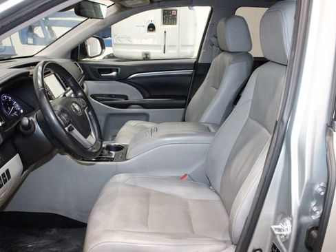 Used 2017 Toyota Highlander Limited Platinum image 8