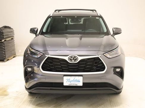 Used 2024 Toyota Highlander XLE image 2