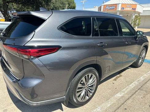 Used 2021 Toyota Highlander Platinum AWD/4WD image 3