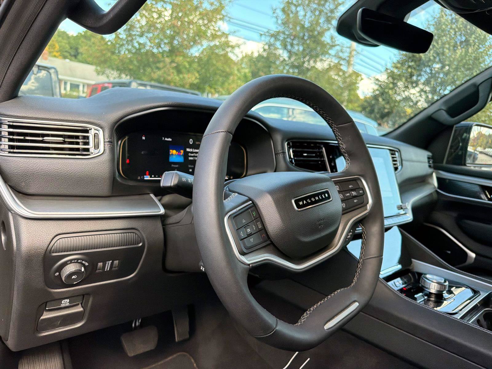 Used 2025 Jeep Wagoneer 4WD image 11