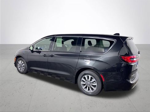 Used 2024 Chrysler Pacifica Select image 8