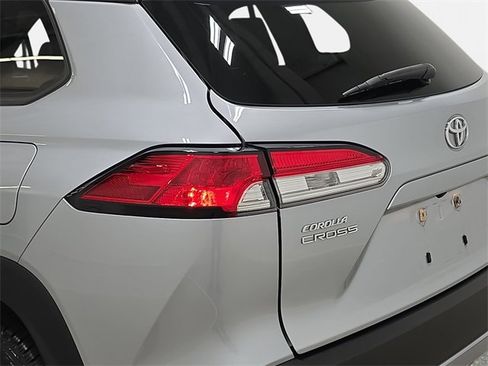 Certified 2024 Toyota Corolla Cross LE image 30