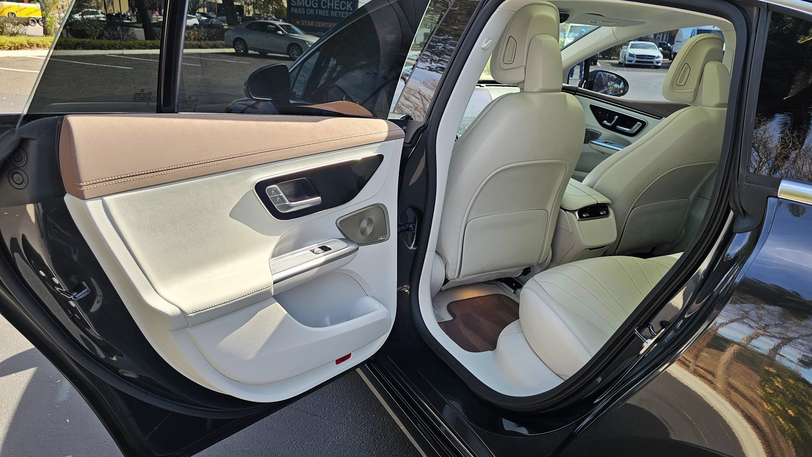 Used 2023 Mercedes-Benz EQE 500 4MATIC Sedan w/ Exclusive Trim Package image 18