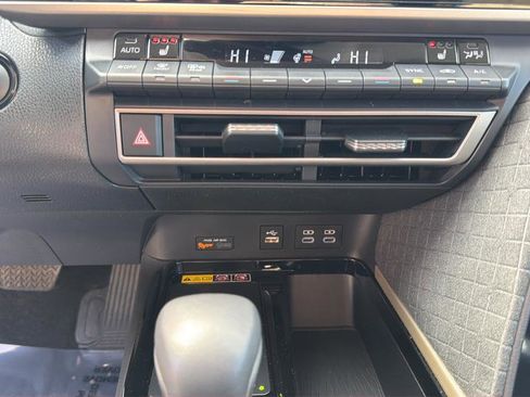 Used 2025 Toyota Camry XLE image 25