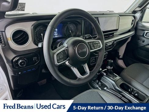 Used 2025 Jeep Wrangler Unlimited Sahara AWD/4WD image 10