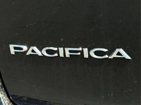 Used 2024 Chrysler Pacifica Limited FWD image 29