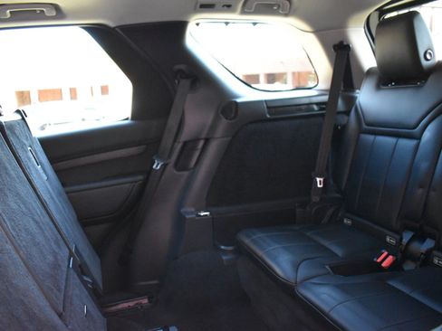 Used 2017 Land Rover Discovery HSE image 17