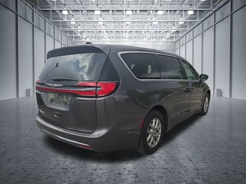 Used 2023 Chrysler Pacifica Touring-L FWD image 7