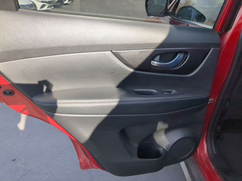 Used 2017 Nissan Rogue SV w/ SV Premium Package image 31