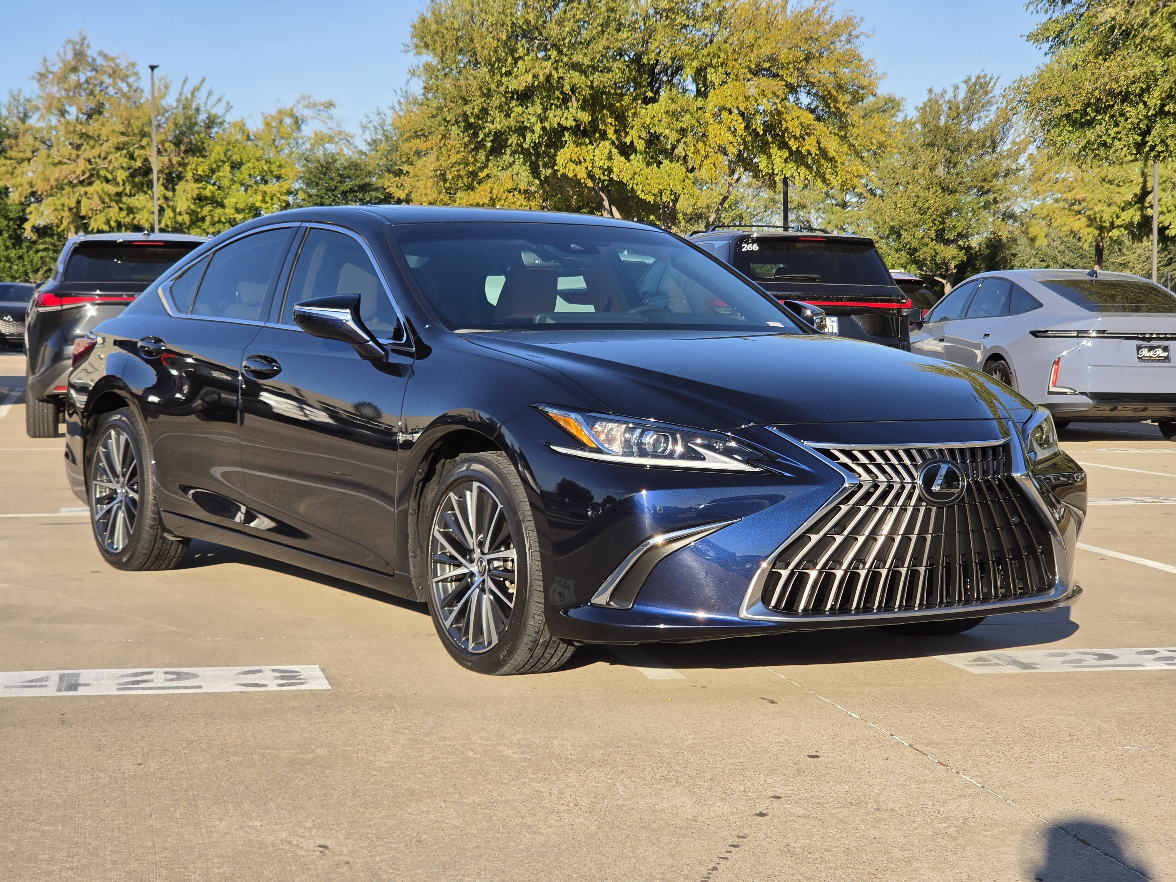 Used 2025 Lexus ES 350 w/ Premium Package FWD image 2