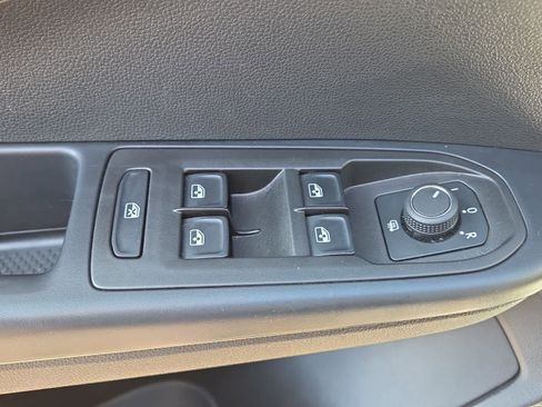 Used 2025 Volkswagen Taos SE image 14