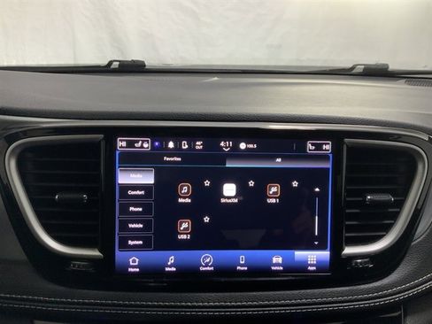 Used 2023 Chrysler Pacifica Touring image 31