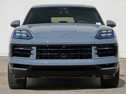 Used 2025 Porsche Cayenne E-Hybrid w/ Premium Package Plus AWD/4WD image 7
