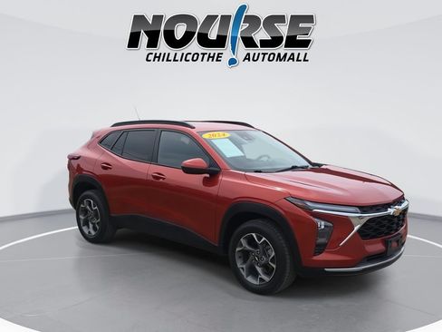 Used 2024 Chevrolet Trax LT w/ LT Convenience Package FWD image 2