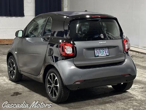 Used 2016 smart fortwo passion RWD image 4