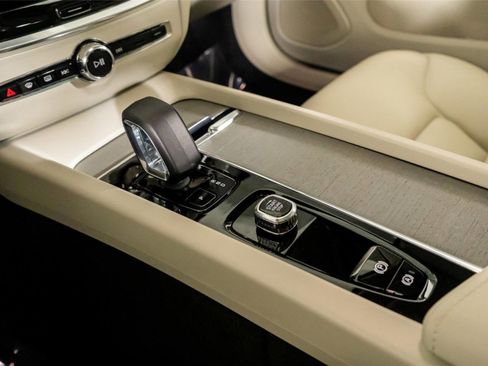 Used 2026 Volvo V60 B5 Cross Country Plus w/ Protection Package Premier image 35