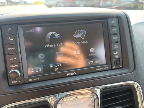 Used 2014 Chrysler Town & Country Touring FWD image 15