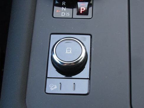 Used 2023 Land Rover Discovery Metropolitan Edition AWD/4WD image 34