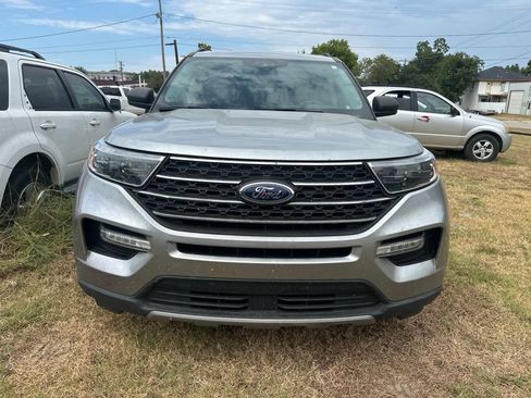 Used 2024 Ford Explorer XLT w/ Equipment Group 202A RWD image 2