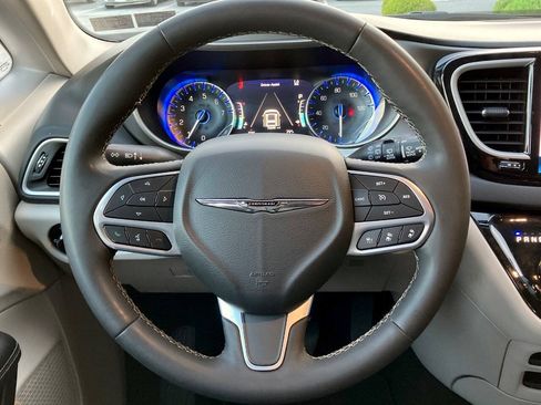 Used 2023 Chrysler Pacifica Touring-L FWD image 17