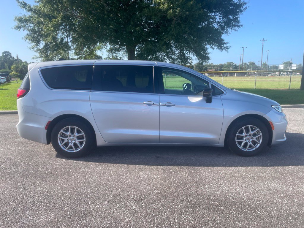 Used 2024 Chrysler Pacifica Touring-L FWD image 8