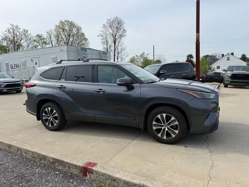 Used 2022 Toyota Highlander XLE AWD/4WD image 5