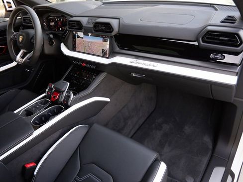 Used 2025 Lamborghini Urus SE image 25