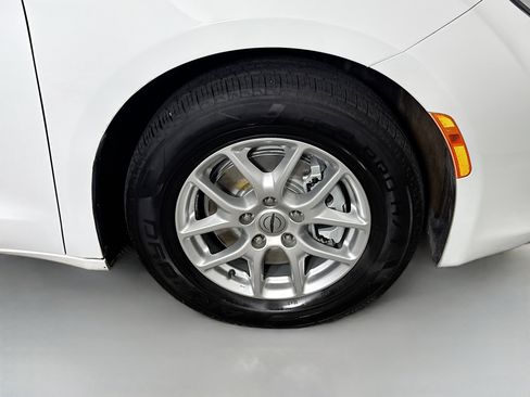 Used 2022 Chrysler Voyager LX FWD image 30