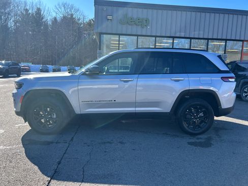 Used 2025 Jeep Grand Cherokee Altitude image 10