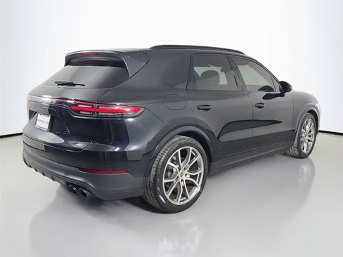 Certified 2022 Porsche Cayenne Platinum Edition w/ Premium Package Plus AWD/4WD image 7