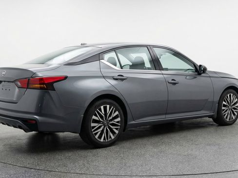 Used 2025 Nissan Altima 2.5 SV image 9