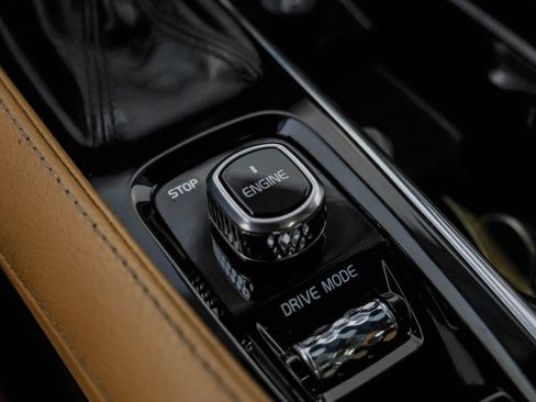 Used 2017 Volvo XC90 T6 Momentum w/ Vision Package image 17