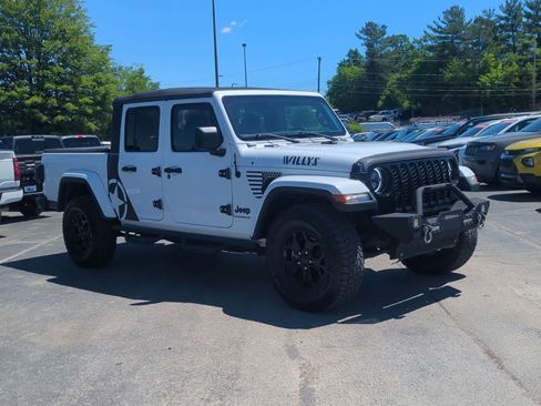 Certified 2021 Jeep Gladiator Sport AWD/4WD image 2