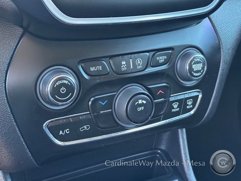 Used 2019 Jeep Cherokee Latitude Plus image 24