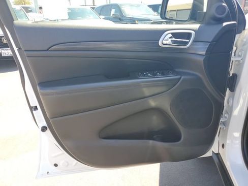 Used 2019 Jeep Grand Cherokee Laredo RWD image 17