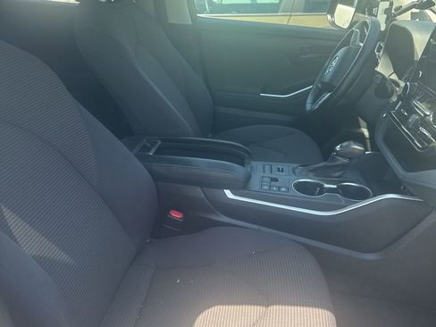 Used 2023 Toyota Highlander LE AWD/4WD image 15