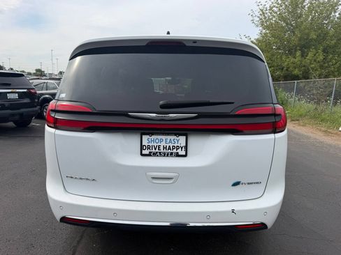 Used 2024 Chrysler Pacifica Limited FWD image 7