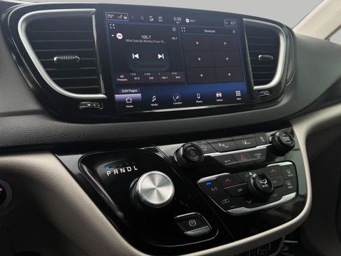 Used 2024 Chrysler Pacifica Touring-L image 41