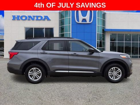 Used 2022 Ford Explorer XLT w/ Equipment Group 202A AWD/4WD image 2