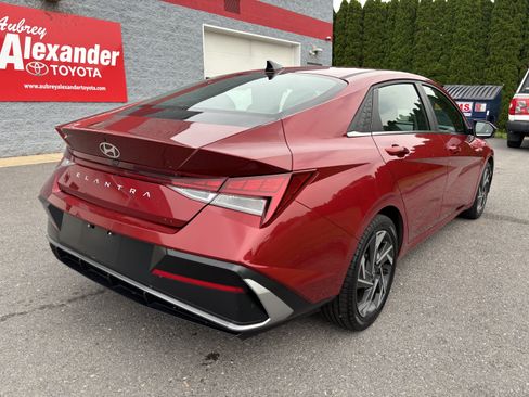 Used 2025 Hyundai Elantra SEL FWD image 3