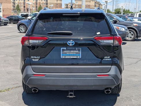 Used 2022 Toyota RAV4 XLE Premium AWD/4WD image 5
