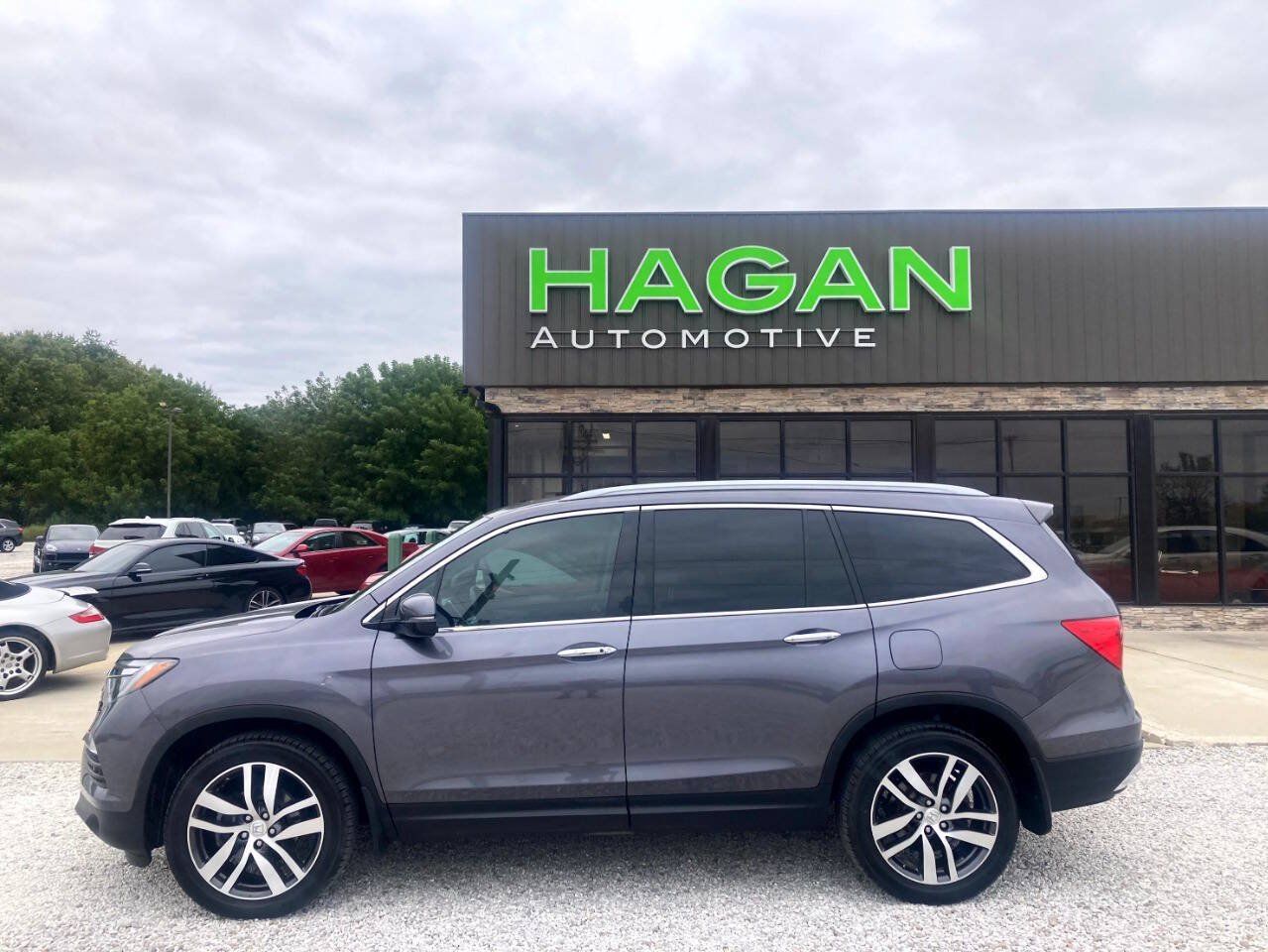 Used 2017 Honda Pilot Touring image 1