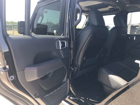 New 2025 Jeep Gladiator Rubicon image 18