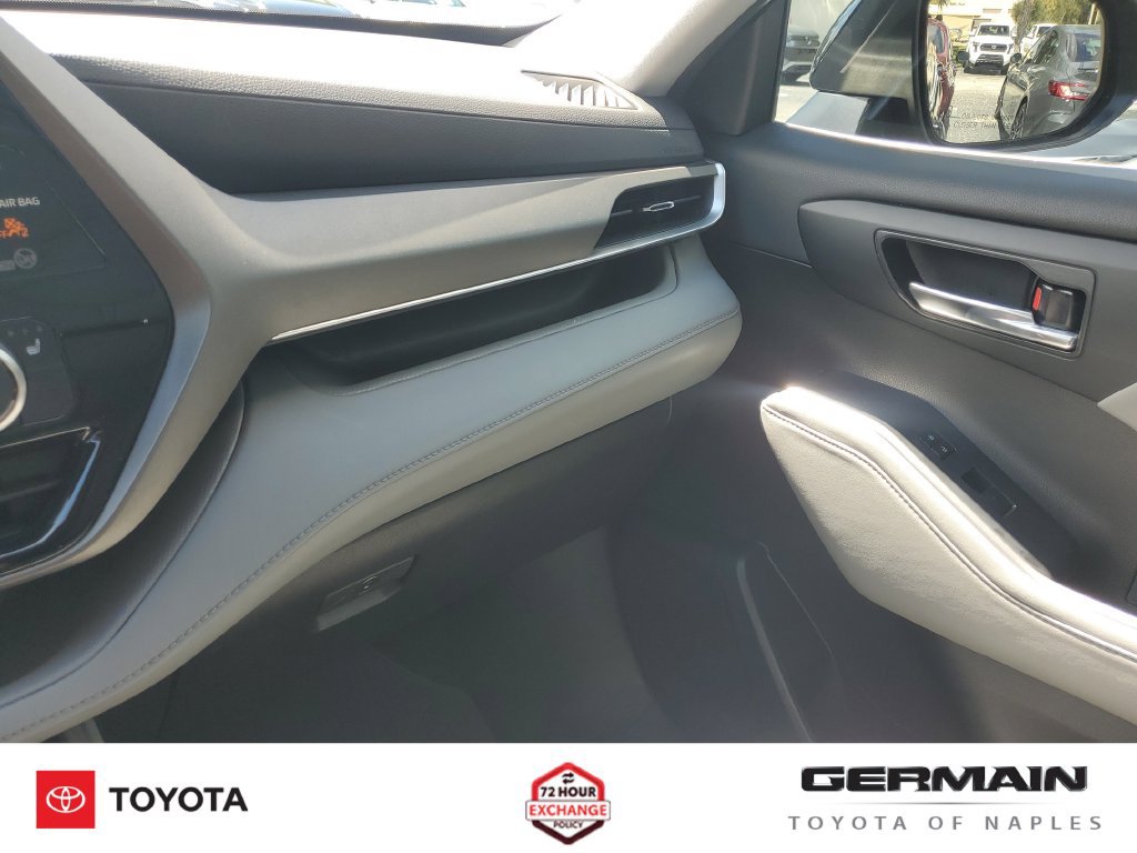 Used 2022 Toyota Highlander XLE AWD/4WD image 37