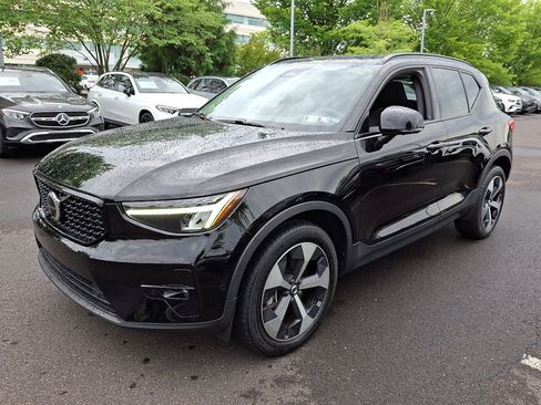 Used 2023 Volvo XC40 B5 Plus w/ Driver Assist Package AWD/4WD image 3